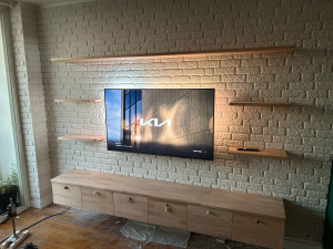 Photo de galerie - Pose de parement, fabrication de meuble et étagère chêne sur mesure avec installation tout suspendu