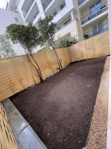 Photo de galerie - Nettoyage , coupe les arbres et pose de clôture en bois et sème de graines (après)