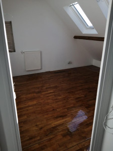 Photo de galerie - Avant / Après : rénovation de parquet ancien avec ponçage, teinte et protection vitrifiée. Finition de haute qualité.