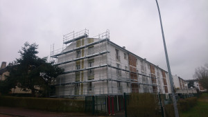 Photo de galerie - Montage d'un échafaudage afin de repeindre les façades du bâtiment et la restauration des briques .