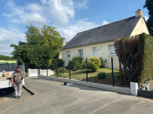 Photo de galerie - Après ( arrachage de haie + pose de grillage rigide et pose de parment sur un petit muret)