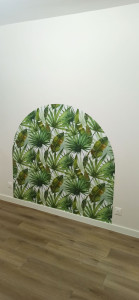 Photo de galerie - Application d’un autocollant décoratif pour tête de lit. 