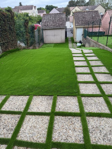 Photo de galerie - SPEED Bintou Diaby  Pose & décoration en gazon synthétique Avant / Après : transformation complète du jardin avec décoration personnalisée en gazon synthétique entre les pavés.