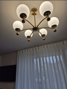 Photo de galerie - Accrocher du lustre 