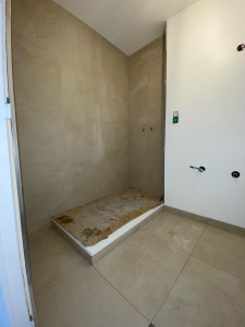 Photo de galerie - Réalisation d’une salle de bain en carreaux 60x60 