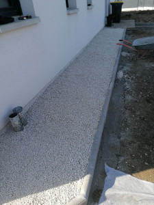 Photo de galerie - Pose geotextile et gravier blanc 