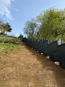 Photo de galerie - Pose clôture rigide avec occultant et remise en terre propre avec engazonnement.