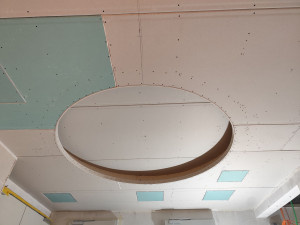 Photo de galerie - Fabrication d’un faux plafond en plaques de plâtre cartonnées avec niche lumineuse arrondie