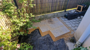 Photo de galerie - Pose de dalles betons sur lit de sable.