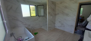 Photo de galerie - Une salle de bain en faux marbre 