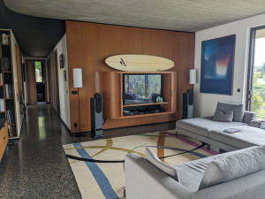 Photo de galerie - Meuble télé sur mesure en feuille naturelle de teck.