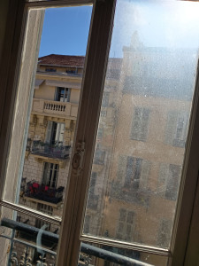 Photo de galerie - Avant / Après nettoyage de vitres
À gauche, après mon intervention : une vitre propre, une vue dégagée et lumineuse.
À droite, avant nettoyage : une vitre encore encrassée, qui ternit la lumière naturelle.
Un résultat visible en un coup d'œil !