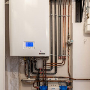 Photo de galerie - Nous installons tous types de chaudières et garantissons leur fonctionnement sûr et conforme aux normes. Nous proposons des services d'installation professionnels et rapides pour les systèmes de chauffage résidentiels et commerciaux.