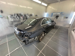 Photo de galerie - En cours de réparation sur cette Mercedes suite à un choc arrière droit