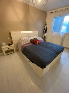 Photo de galerie - Fabrication et pose d’un coffrage avec deux tiroirs de rangement en épicéa. tête de lit avec rangement sur le côté pour livre et bibelots integration d’un ruban led pour une ambiance chaleureuse 