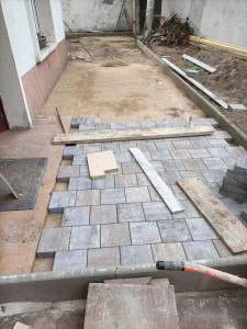 Photo de galerie - Pose de pavés, dallage, création de terrasse, allées, bordures et rénovation de cours extérieures. Je réalise un travail précis avec des finitions propres et durables.