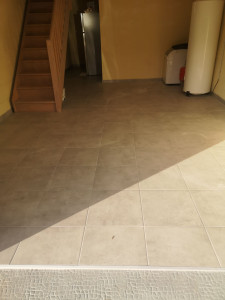 Photo de galerie - Garage carreler en 45x45 avec Plinthe couper dans des carreaux pour un moindre coût. Chantier sur Brette les pins