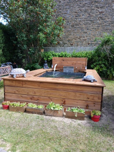 Photo de galerie - Fabrication et pose d'un entourage pour bassin, lame de terrasse en sapin traité classe 4 avec fixation invisible 