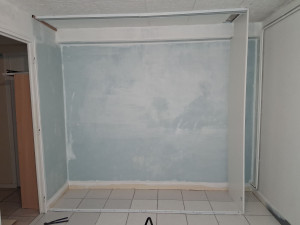 Photo de galerie - Fixation raille au sol et au plafond puis découpe des portes coulissante 