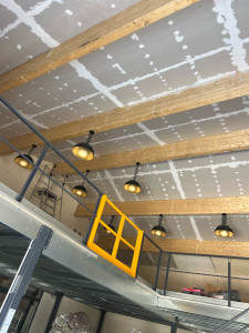 Photo de galerie - Pose luminaire dépôt stockage 