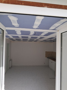 Photo de galerie - Pose d'un plafond acoustique en placo avec isolation + réalisation des bandes 
