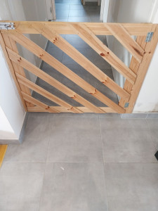 Photo de galerie - Création d'une barrière séparation en réutilisation des lattes de sommier en pin 