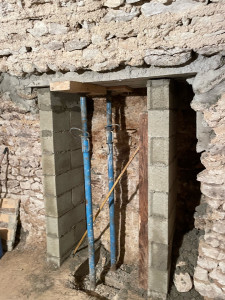 Photo de galerie - Ouverture voûte en moellons épaisseur 2,50ml x2,20de hauteur x0,90 cm de largeur créations d un passage pour relier deux cave avec montage parpaing liteau enduit 