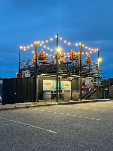 Photo de galerie - Instalation de la led et projecteur plus guirlande sur poteaux  pizzeria franky a couzeix 