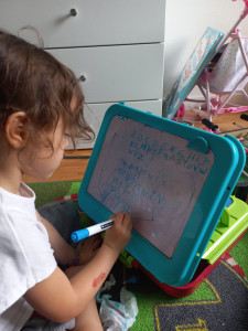 Photo de galerie - J'apprends la prononciation anglaise des lettres a la petite Lisa tout en pratiquant l'écriture !