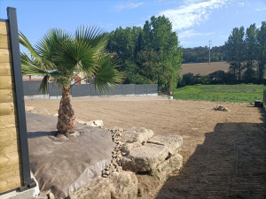 Photo de galerie - Remise en état d'une surface pour un futur engazonnement 
