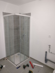 Photo de galerie - Montage cabine de douche, faïence et colonne de douche