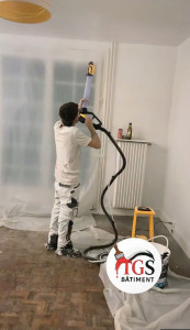 Photo de galerie - Application d’une peinture mate au pistolet sur plafond grande surface 
Un rendu uniforme et soigné pour un résultat impeccable ! 