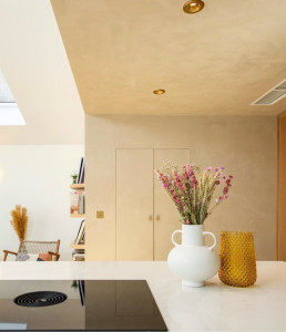 Photo de galerie - Travaux de finition de toiture et de murs de cuisine, à Paris ,No réalisations en béton ciré apportent un caractère intemporel et contemporain aux espaces, alliant la beauté du savoir-faire artisanal à la résistance des matériaux de haute qualité.