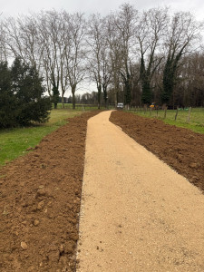 Photo de galerie - Réglage de terre végétale au abord d’un chemin piéton 