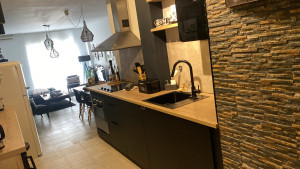 Photo de galerie - Cuisine impeccable, propre et bien organisée. Chaque surface brille, tout est à sa place, pour un espace à la fois fonctionnel et agréable à vivre.