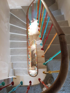 Photo de galerie - Barreaux multicolores chantier école œnologie château neuf du Pape