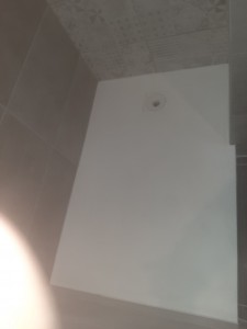 Photo de galerie - Pose d'un bac à douche. 