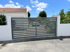 Photo de galerie - Pose portail aluminium coulissant 