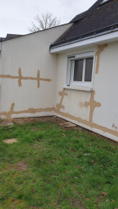 Photo de galerie - Rebouchage des fissures enduit grater  après mise en peinture ça deviendra une maison comme neuve 