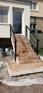 Photo de galerie - Création d'escalier béton sur mesure  revêtu travertin