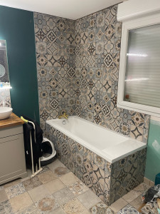 Photo de galerie - Tablier de baignoire réaliser et pause de carrelage 