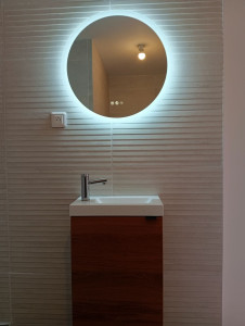 Photo de galerie - Pose d' un lave main et de son miroir.  