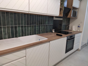 Photo de galerie - Carrelage au sol, faïence et pose d’une cuisine