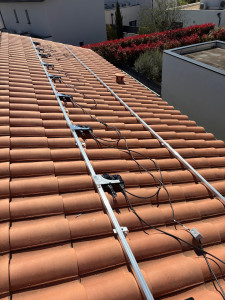 Photo de galerie - Mise en place micro-onduleurs et rails pour photovoltaïque 