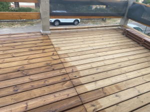 Photo de galerie - Terrasse en pin avec application de saturateur de protection en cours 