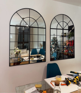 Photo de galerie - Pose de miroir. Étagère tableau, fixation au mur, creux ou plein matériel, professionnel, disponible.