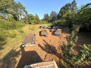 Photo de galerie - Déplacement de véhicule pour départ chez le ferrailleur, véhicule, sortie des ronces et d’un bois