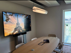Photo de galerie - Installation du téléviseur et d’un luminaire suspendu dans une salle de réunion. 