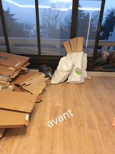 Photo de galerie - Salon avant l'évacuation des gravats et carton 