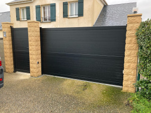 Photo de galerie - Pose de portail avec motorisation coulissant + portillon 